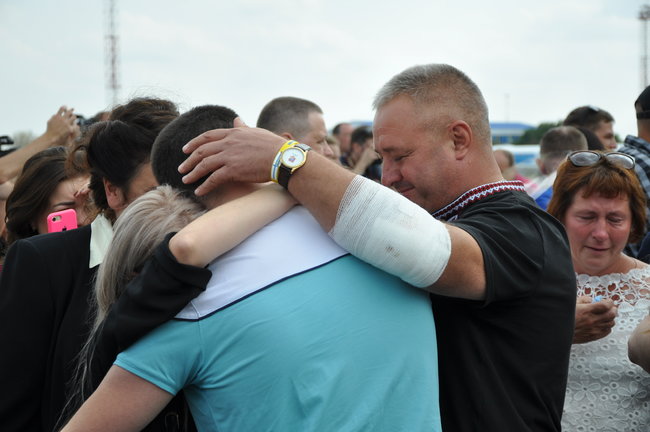 Освобожденные украинцы прилетели в Киев 38
