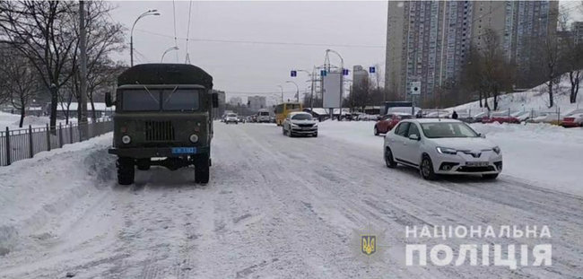 Через сильний снігопад у Києві задіяли БТР, на вїзді стоїть 1400 фур 04