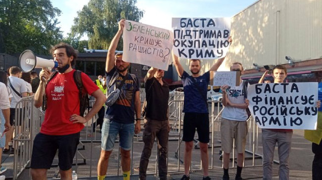 Активисты пытались сорвать выступлению в Киеве российского рэпера Басты 01