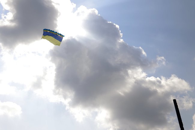 Флаг Украины запустили в небо из Авдеевки в сторону оккупированного Донецка 02