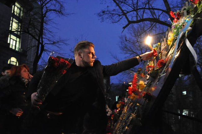 В центре Киева прошла панихида по Небесной Сотне, на месте гибели героев зажгли Лучи достоинства 13