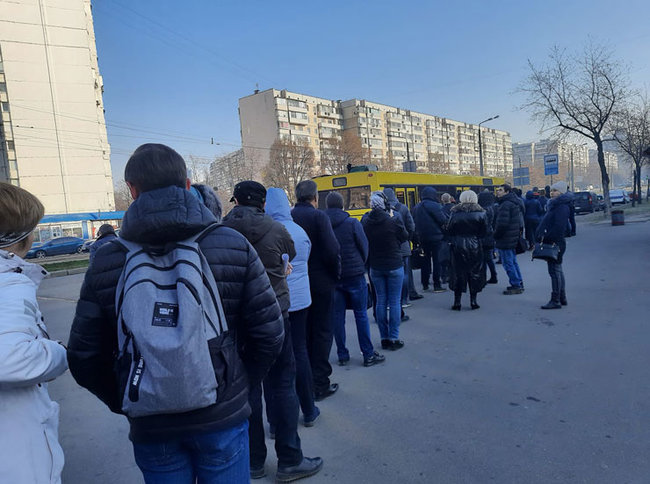 Киев без метро: очереди на остановках, переполненный транспорт и люди без масок 08