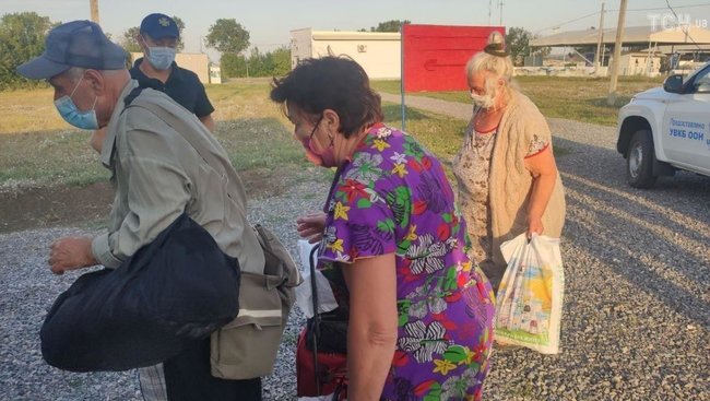 Оккупанты не пропускают десятки жителей ОРДО: люди живут на остановке возле КПВВ Новотроицкое 04