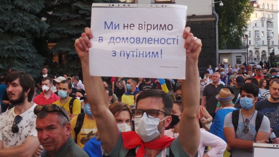 Под Офисом Зеленского в Киеве проходит акция протеста против условий прекращения огня на Донбассе 07