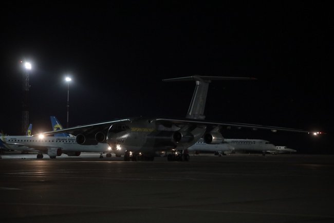 Самолет с партией тестов для выявления COVID-19 приземлился в Украине, - ОП 01