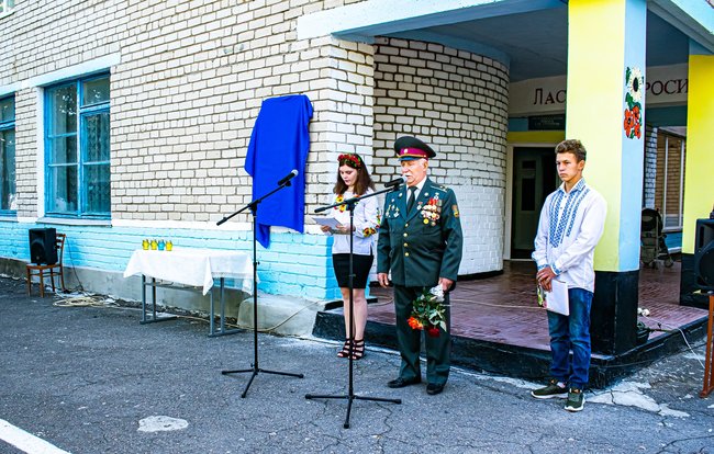 Мемориальную доску погибшему на Донбассе матросу Денису Юшко открыли на Николаевщине 05