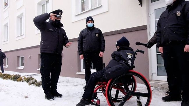 В Черновцах 10-летнего мальчика, который умирает от 4 стадии рака, приняли в ряды полиции. Это была его мечта 01