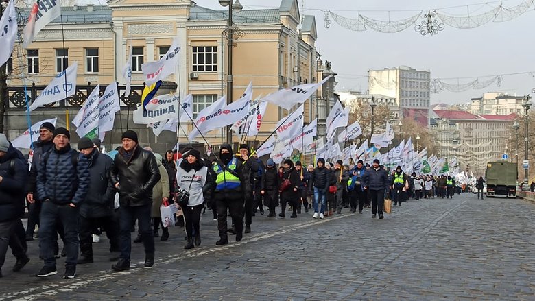 Акція SaveФОП у центрі Києва: мітингувальників відтіснили із Хрещатика, вони прямують під Раду 52