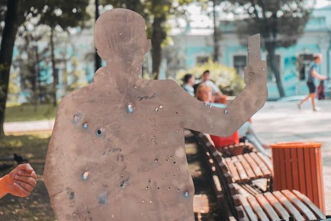 Пробиті кулями силуети людей встановили в Києві, щоб нагадати про війну на Донбасі 01