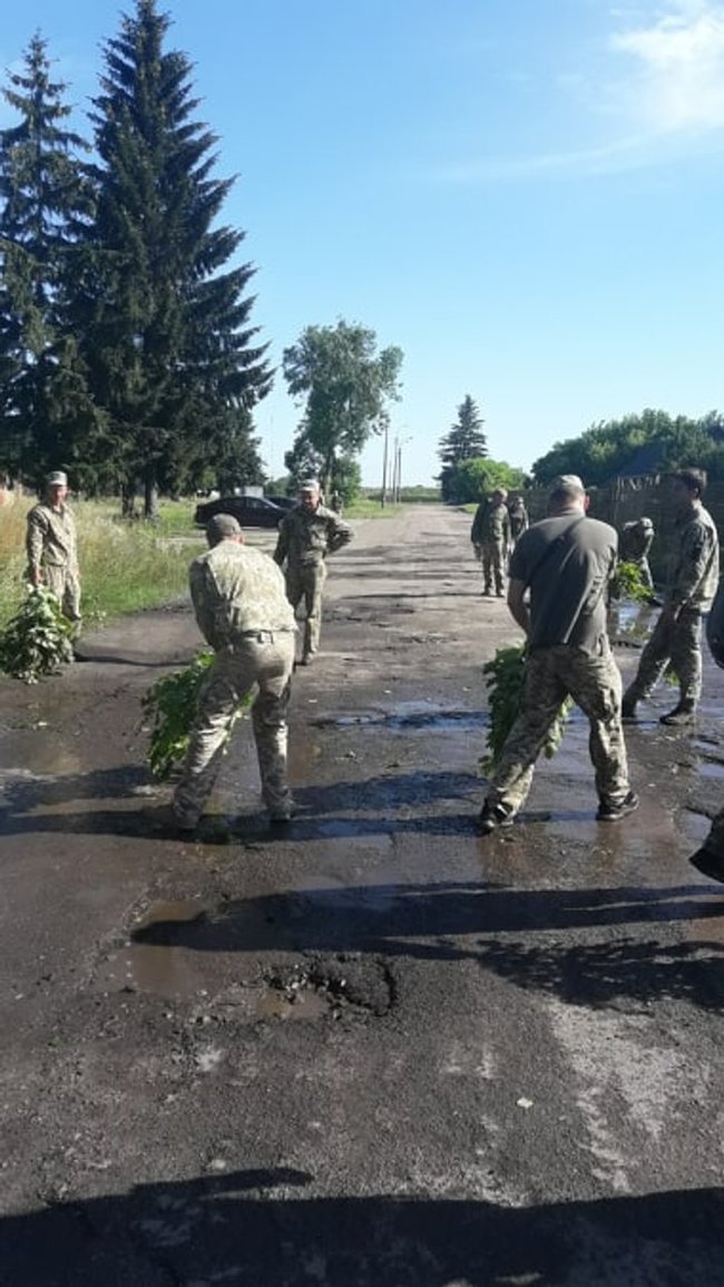Военные в Луцке перед визитом Зеленского вычерпывали воду из луж 01