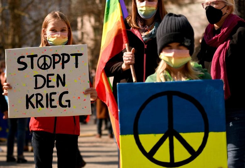 Масові мітинги проти війни в Україні прокотилися Європою. У Берліні вийшло щонайменше 20 тисяч людей 02