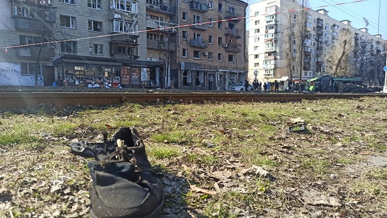 Наслідки падіння збитої російської крилатої ракети на Куренівку в Києві 35