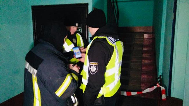 Два человека погибли в результате взрыва гранаты в общежитии в Киеве, - полиция 05