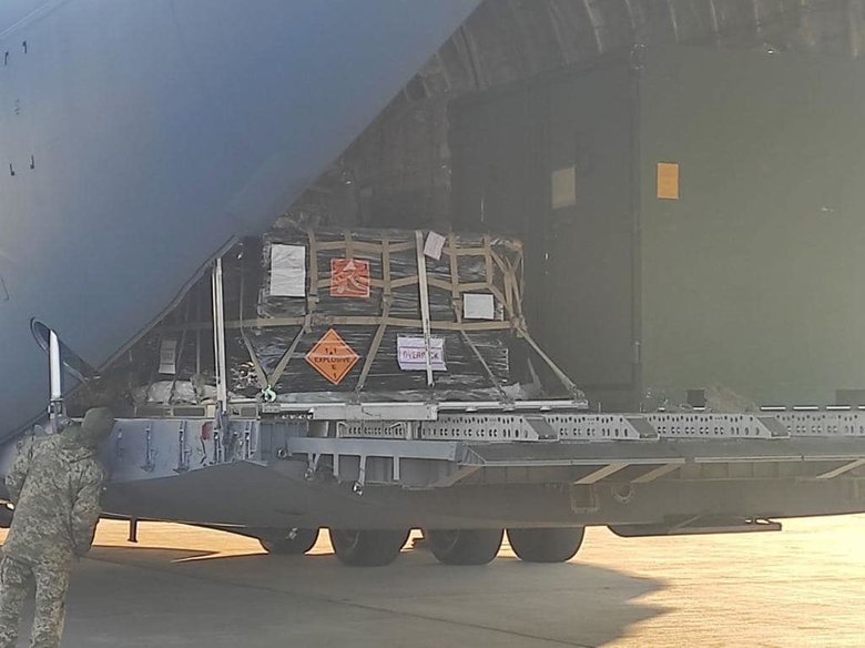 Самолет с зенитно-ракетными комплексами Stinger прибыл в Украину из Литвы 03