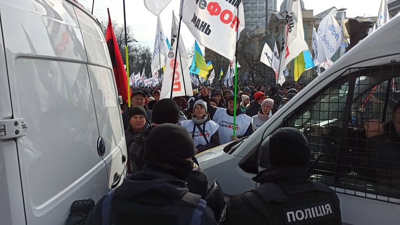 Акція SaveФОП у центрі Києва: мітингувальників відтіснили із Хрещатика, вони прямують під Раду 07