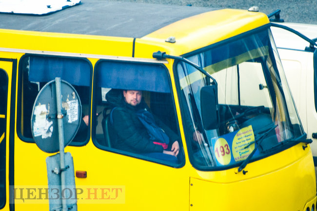 Переполненные маршрутки, штурмующие автобус пассажиры и люди без масок: общественный транспорт Киева в условиях карантина 14