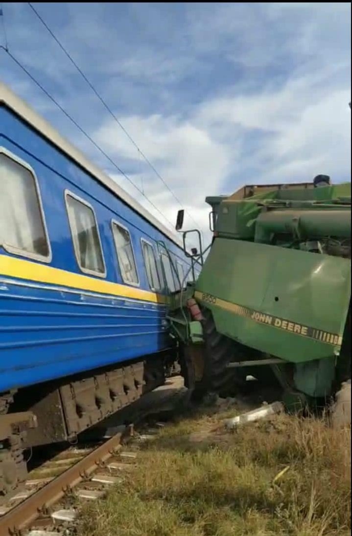Комбайн столкнулся на переезде с пассажирским поездом Бахмут-Львов, поврежден локомотив и 6 вагонов, - Укрзализныця 01