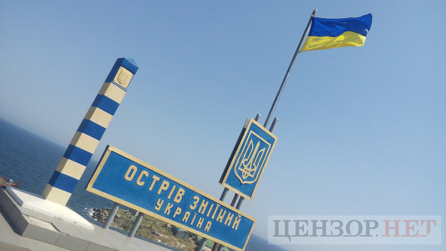 Древний маяк, горы мидий и самое чистое в Украине море: жизнь острова Змеиного 08