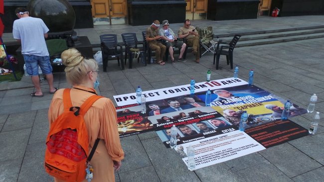 Побратимы убитого добровольца Олешко (Сармата) 10-й день продолжают голодовку под ОП: К нам никто не выходил. Ничего не говорил. Результата нет 02