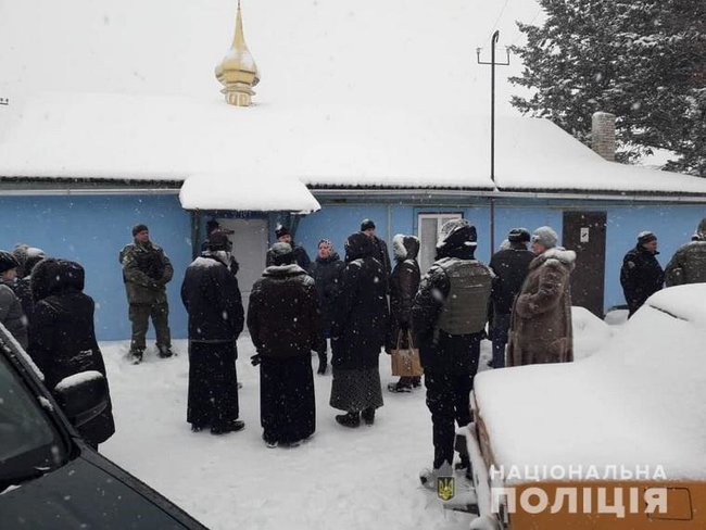 Священик на Донбасі оголосив про перехід в ПЦУ: парафіяни обговорюють зміну батюшки, храм охороняють поліцейські 01