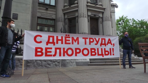 Ресторанний протест під Офісом Зеленського - Банкову заставили столиками з їжею 06