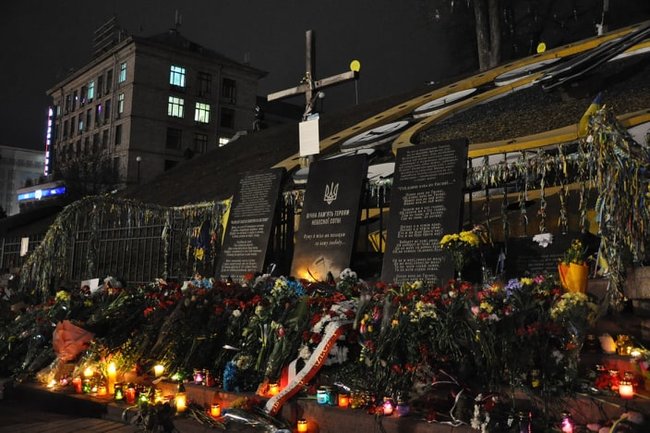 В центре Киева прошла панихида по Небесной Сотне, на месте гибели героев зажгли Лучи достоинства 09