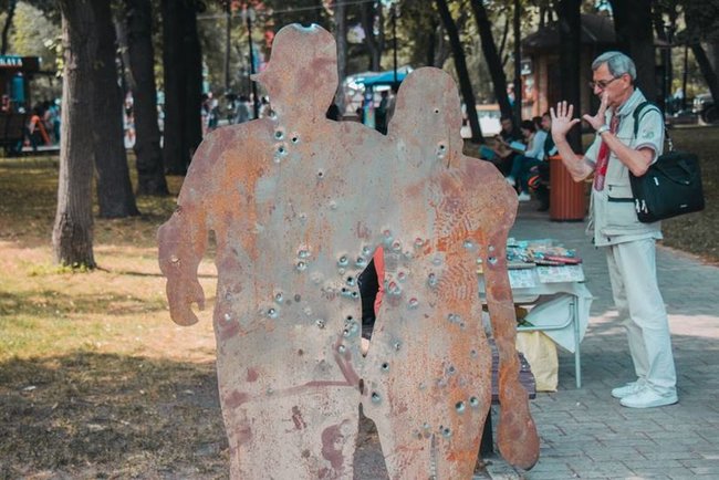 Пробитые пулями силуэты людей установили в Киеве, чтобы напомнить о войне на Донбассе 04