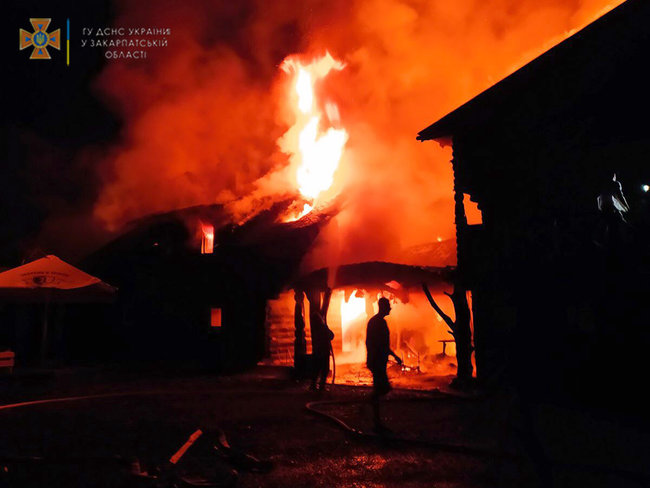 Молния попала в здание базы отдыха на Закарпатье: пожар тушили почти 6 часов 01