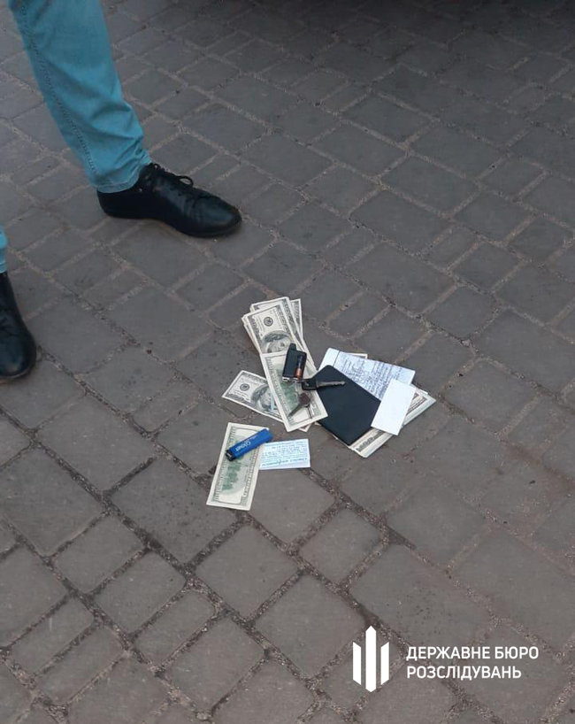 В Кропивницькому затримано працівника міграційної служби, який обіцяв за $3,5 тис. відмазати від армії, - ДБР 06