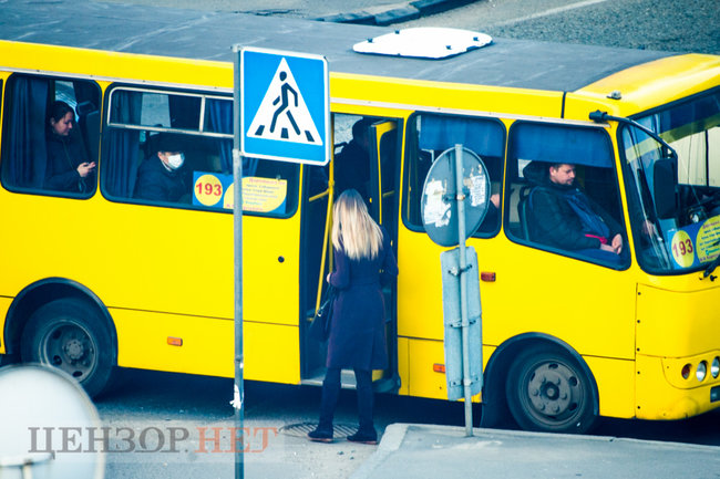 Переполненные маршрутки, штурмующие автобус пассажиры и люди без масок: общественный транспорт Киева в условиях карантина 10