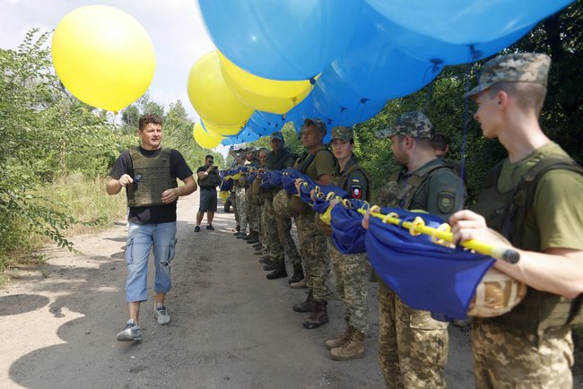 Флаг Украины запустили в небо из Авдеевки в сторону оккупированного Донецка 10