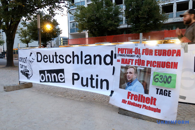 Акцию Stop Putins Terror устроили у посольства России в Берлине 11