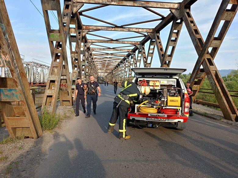 На Закарпатье во время движения автомобилей обрушился мост через реку Тересва (обновлено) 03