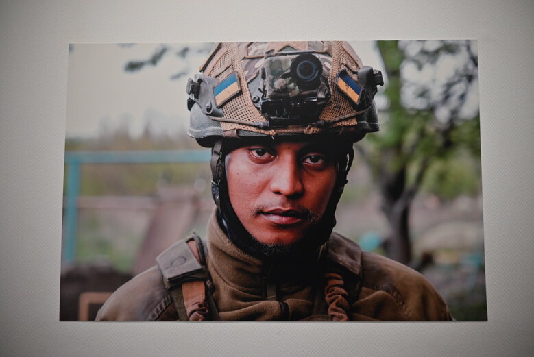 Виставка фотографій добровольця Володимира Миронюка (Джона), який загинув під Курдюмівкою у вересні 2023 року 11