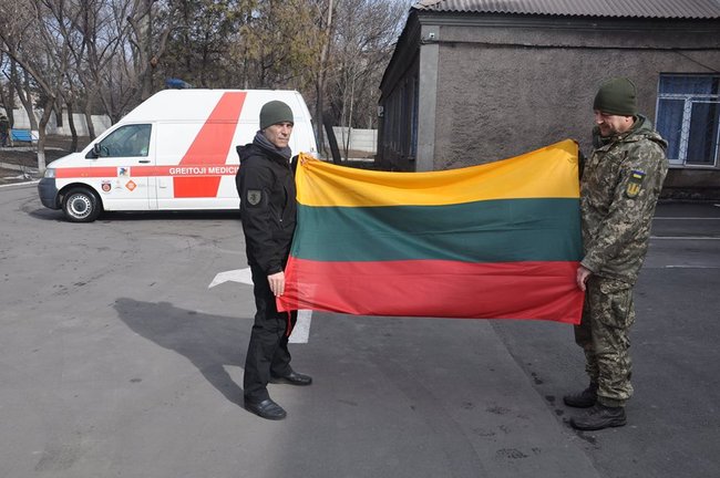 Волонтери з Литви передали військовому госпіталю в Маріуполі 15 медичних ліжок і реанімобіль 03
