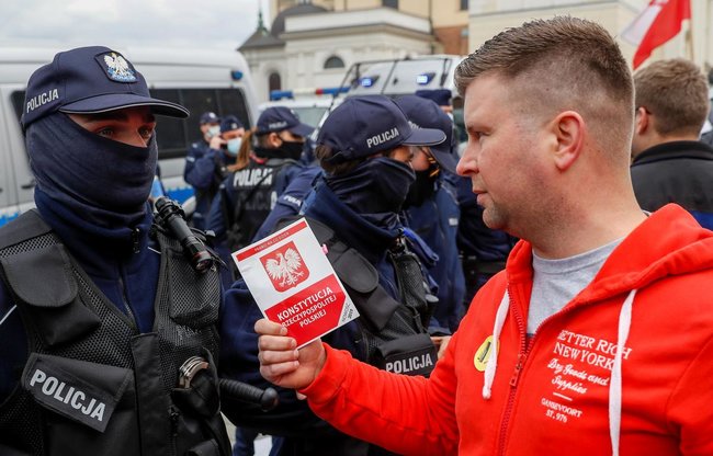 У Варшаві поліція розігнала антикарантинний протест: застосовувався сльозогінний газ, майже 400 затриманих 11