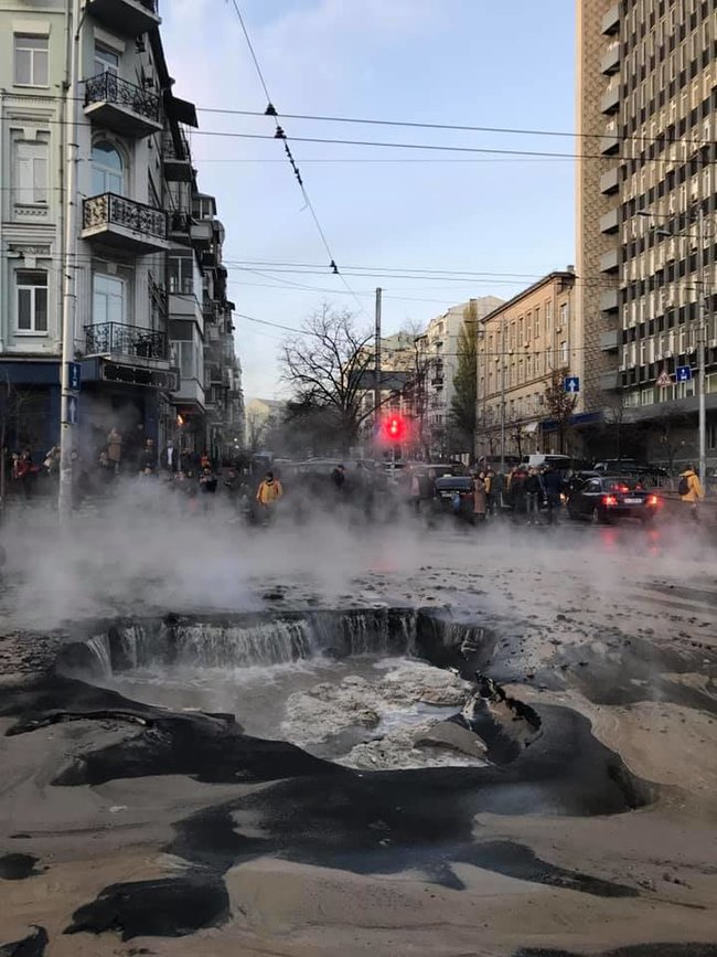 В центре Киева прорвало трубу с горячей водой. Несколько машин провалилось под асфальт 03