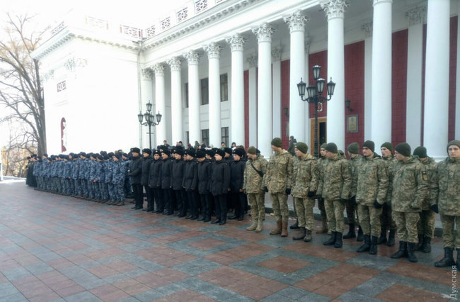 Флаг ВМСУ подняли у мэрии Одессы: его снимут, когда пленные моряки вернутся домой 06