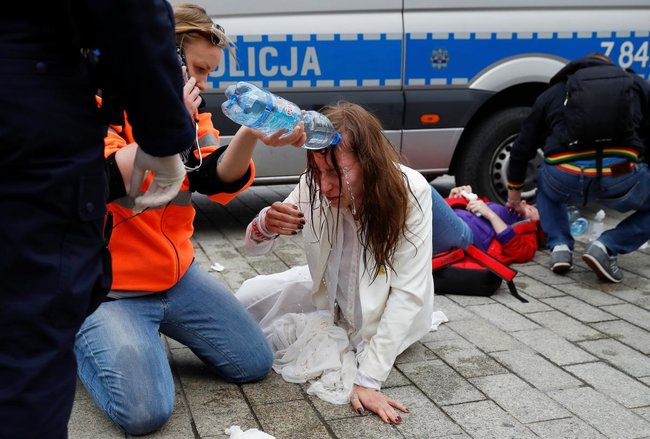 У Варшаві поліція розігнала антикарантинний протест: застосовувався сльозогінний газ, майже 400 затриманих 02