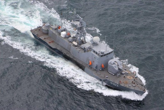 Ракетный катер ВМС Украины и корабль королевского флота Британии провели совместные тренировки в Черном море 05