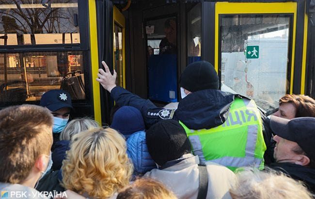 Переполненные маршрутки, штурмующие автобус пассажиры и люди без масок: общественный транспорт Киева в условиях карантина 23