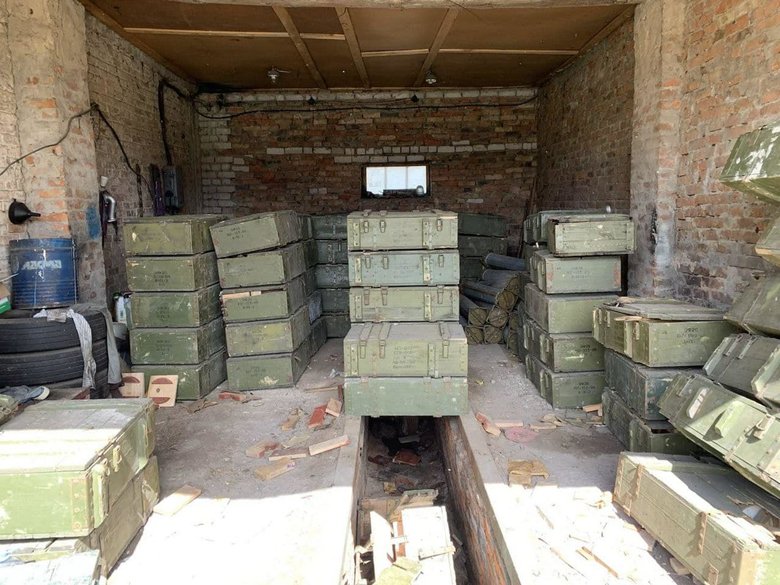 На Київщині нацгвардійці знайшли склад із російськими боєприпасами - майже 100 ящиків зі снарядами 125-го калібру 02