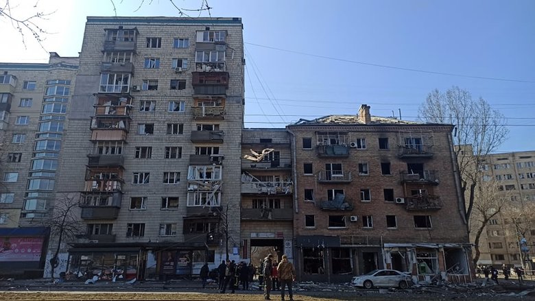 Наслідки падіння збитої російської крилатої ракети на Куренівку в Києві 21
