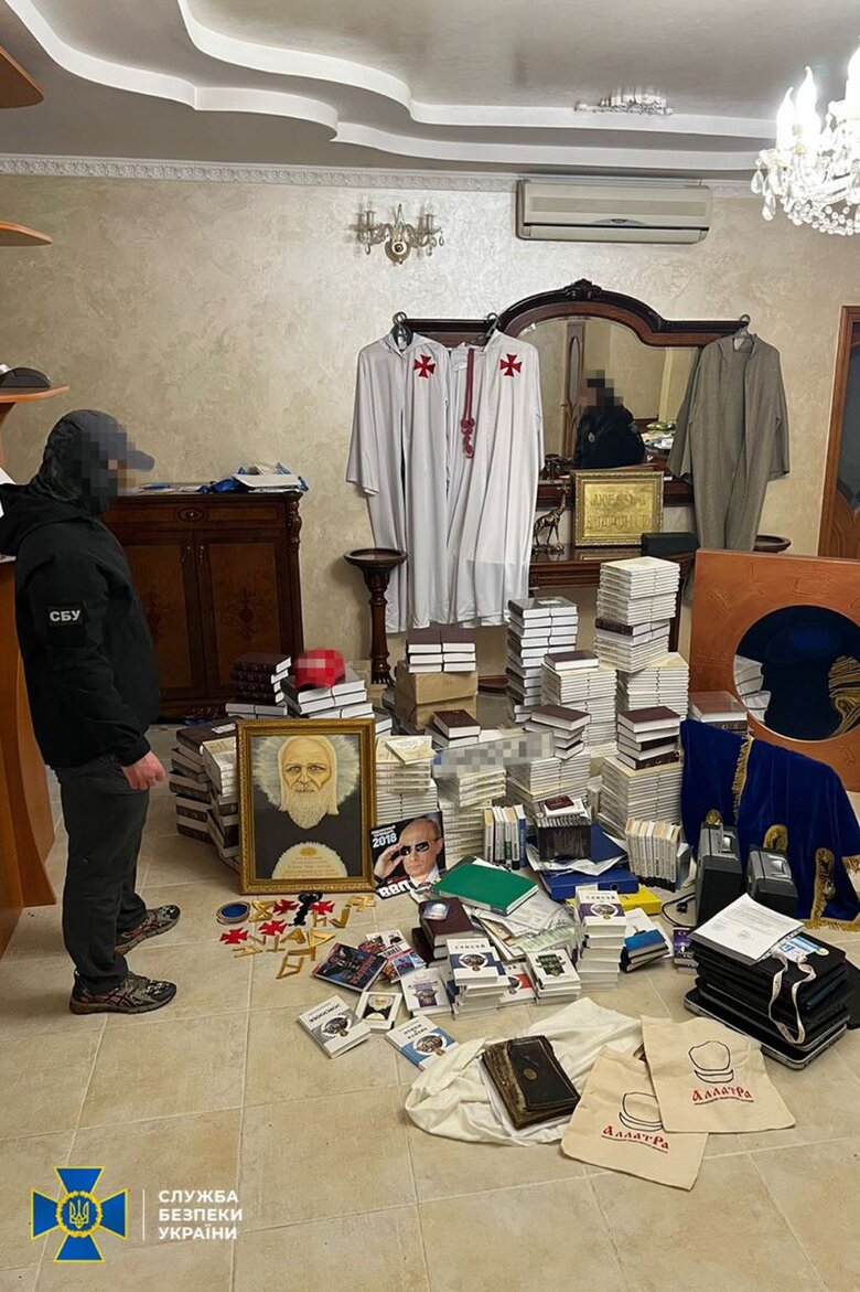 Поліція та СБУ заблокували діяльність псевдорелігійної секти АллатРа, до якої належали Баканов та Верещук 01