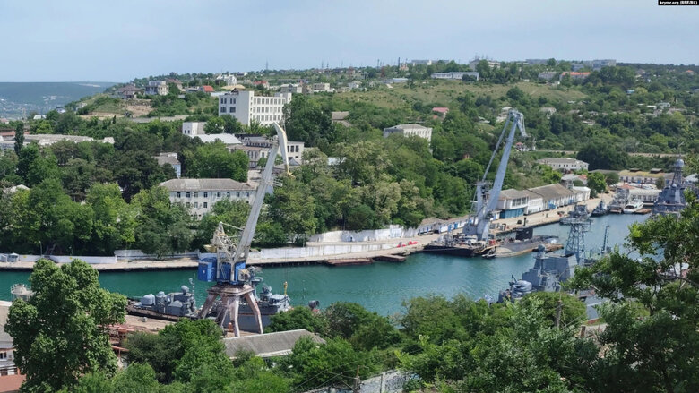 Пять російських великих десантних кораблів вийшли у Чорне море 02