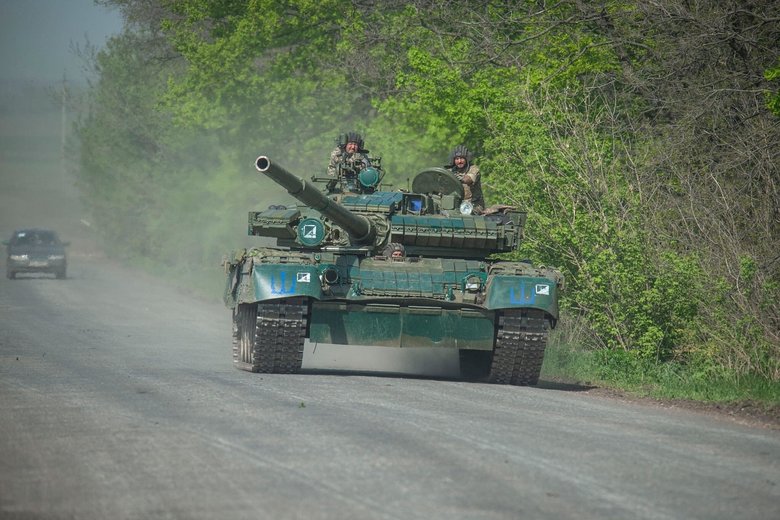 Бійці 93-ї ОМБр влаштували парад на трофейних російських танках 02