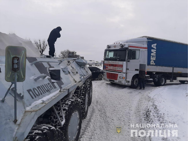 Через сильний снігопад у Києві задіяли БТР, на вїзді стоїть 1400 фур 03