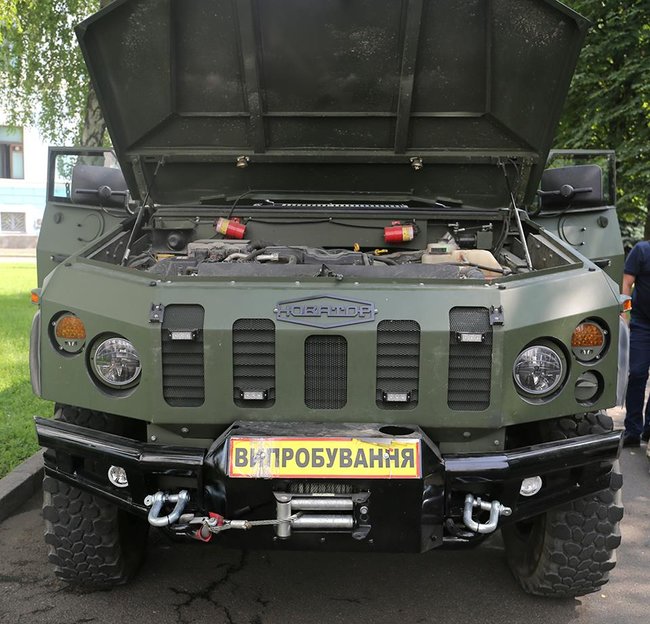 Полторак осмотрел новый бронеавтомобиль Новатор, который может быть поставлен на вооружение в ВСУ 01