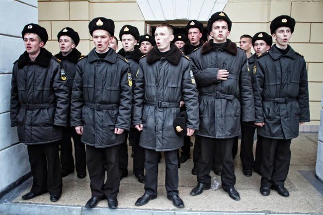 Пять лет назад несколько десятков курсантов-моряков в Севастополе не изменили присяге, исполнив перед оккупантами РФ гимн Украины 01
