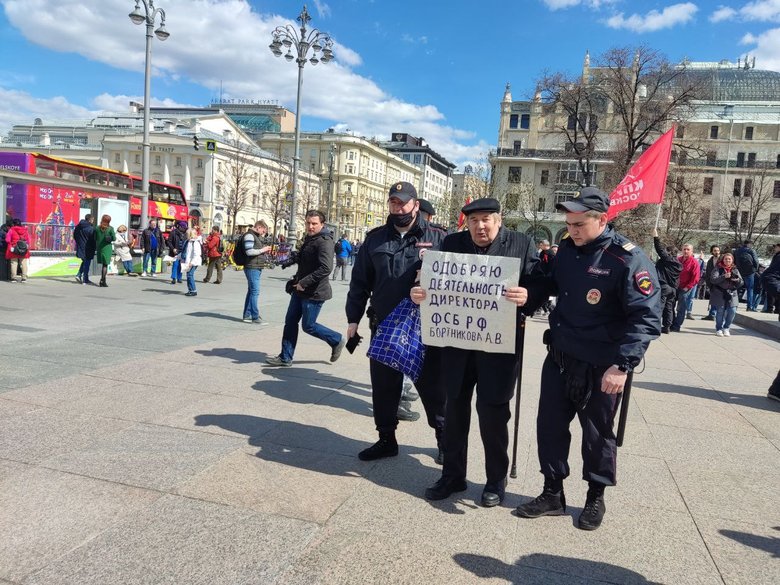 Пенсіонера затримали у Москві за плакати на підтримку Путіна й ФСБ 02